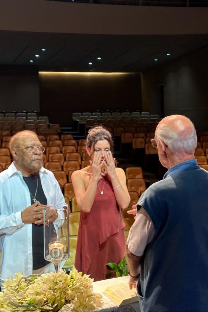 Cleo emocionada durante cerimônia