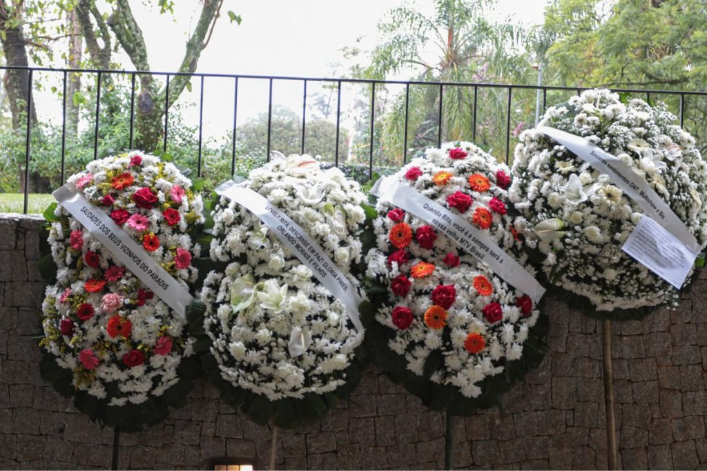 Coroas de flores nas grades do velório de Rita Lee