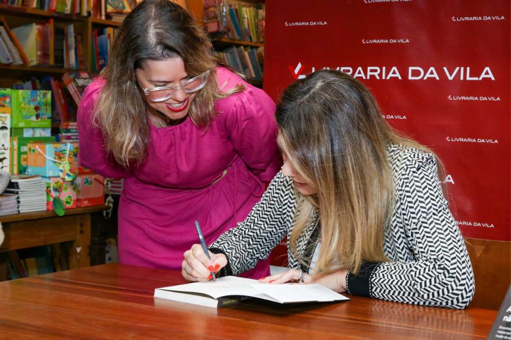 Daiana Garbin autografando livro em evento