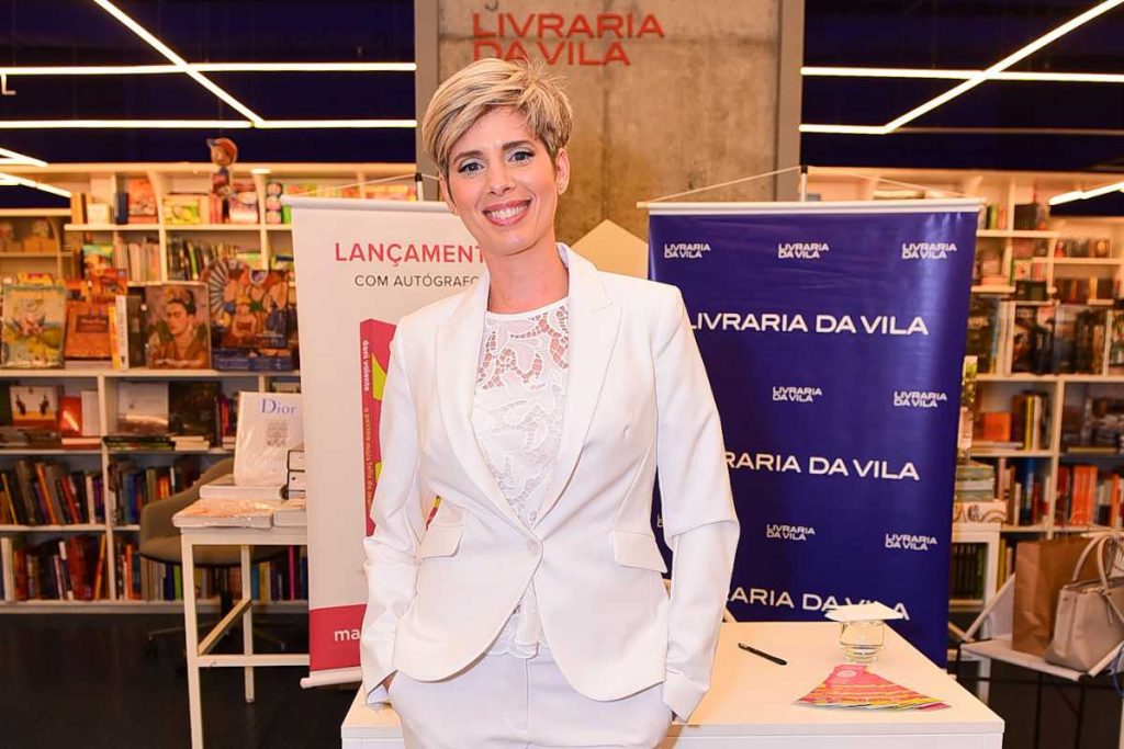 Dani Valente em lançamento de livro