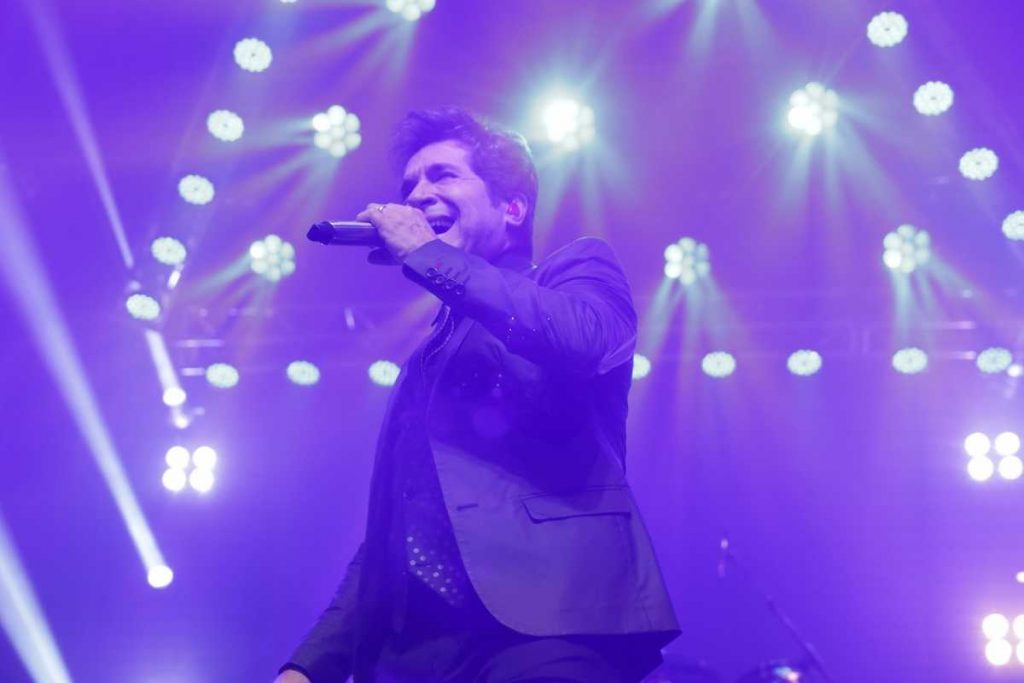 Daniel cantando em show conjunto com Roupa Nova