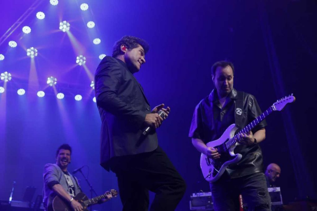 Daniel cantando em show conjunto com Roupa Nova