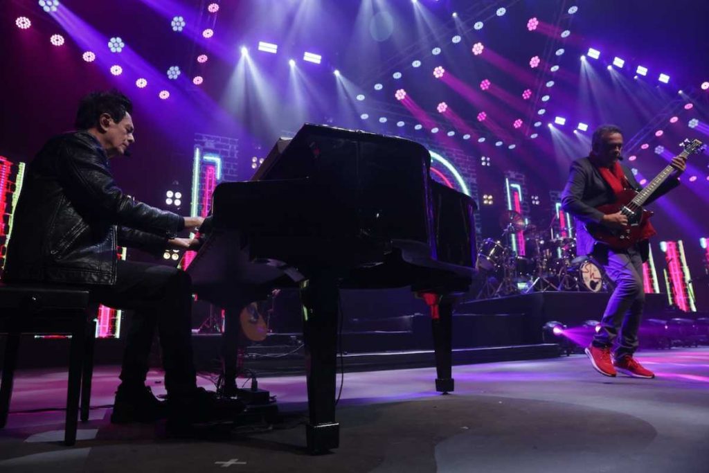 Daniel tocando piano em show conjunto com Roupa Nova