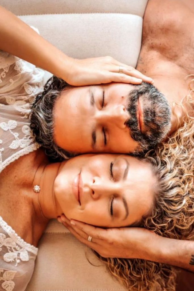 Bárbara Borges e Iran Malfitano acariciam o rosto um do outro