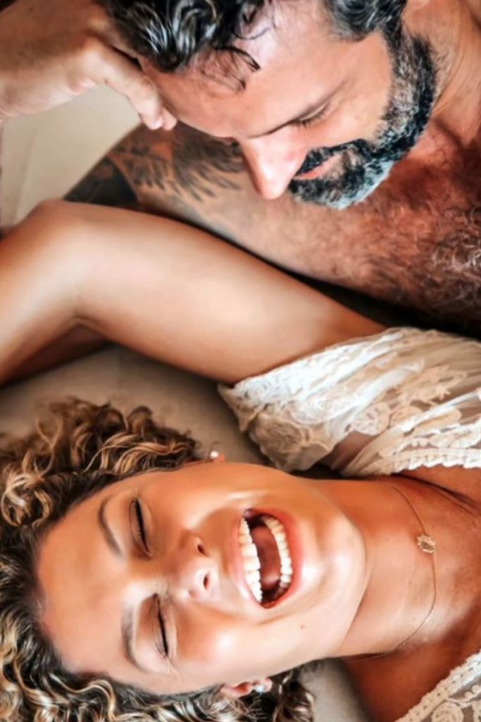 Bárbara Borges dá gargalhada com Iran Malfitano, na cama