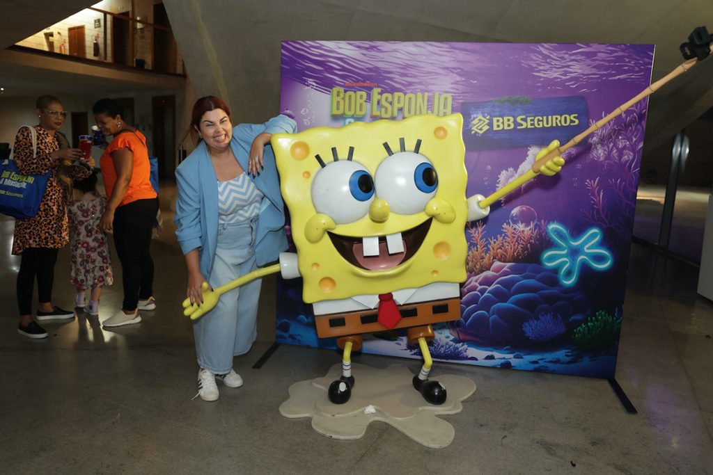 Fabiana Karla posou ao lado do famoso personagem