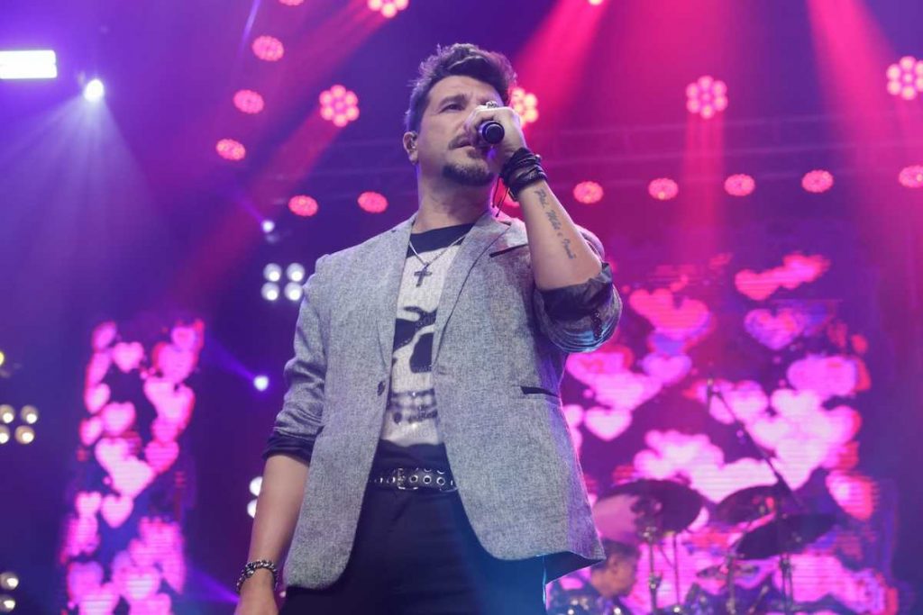 Fábio Nestares, vocalista do Roupa Nova, cantando em show conjunto com Daniel