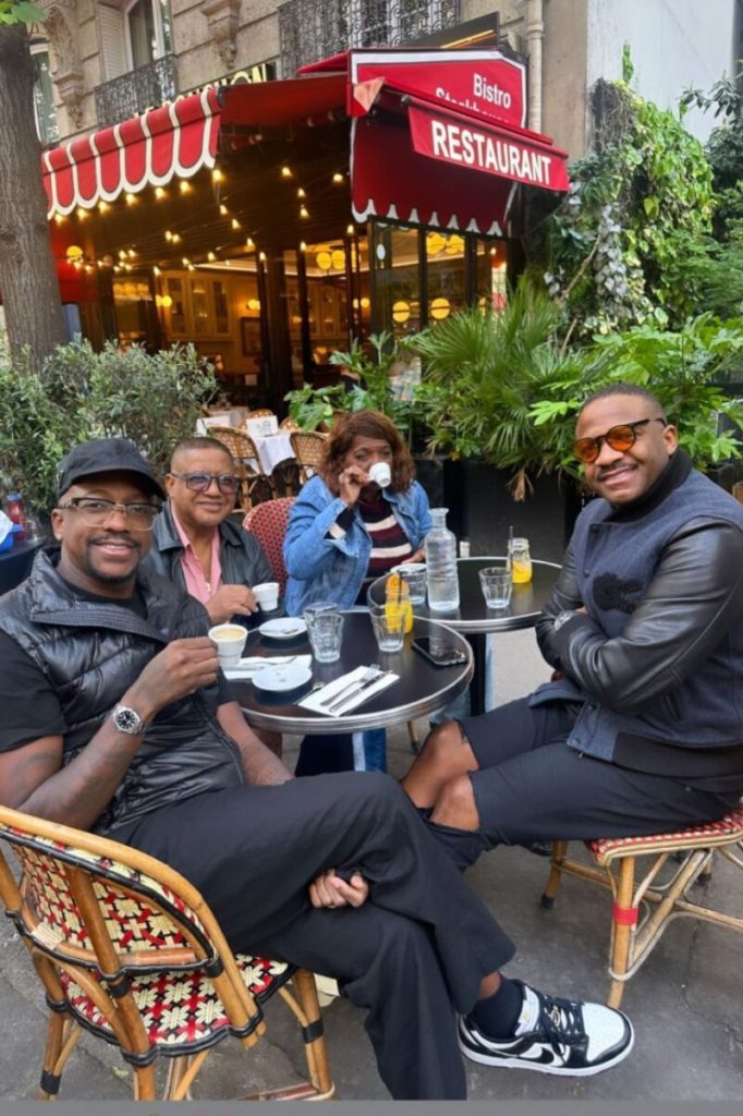 Mumuzinho e família tomando café em Paris 