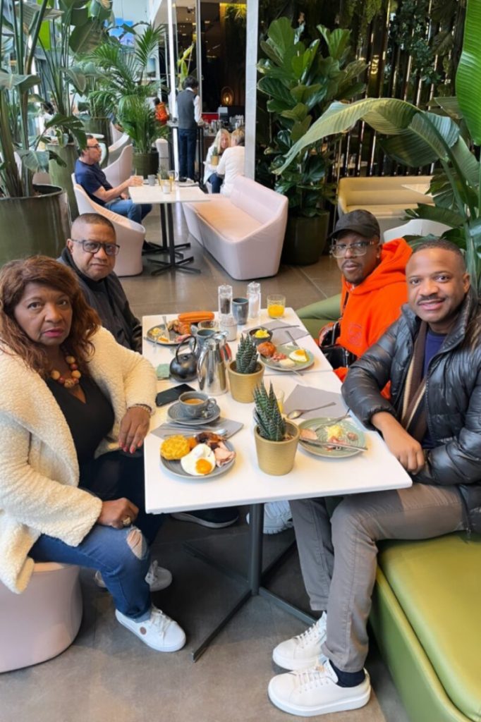 Mumuzinho e família almoçando em Paris 