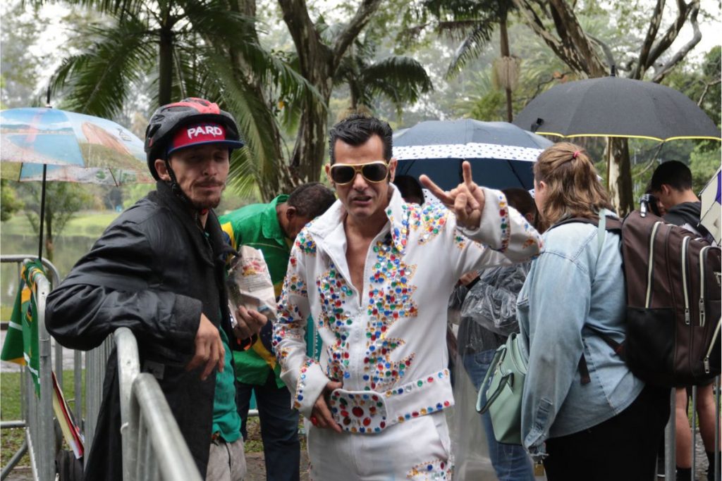 Fãs fazem fila no velório de Rita Lee