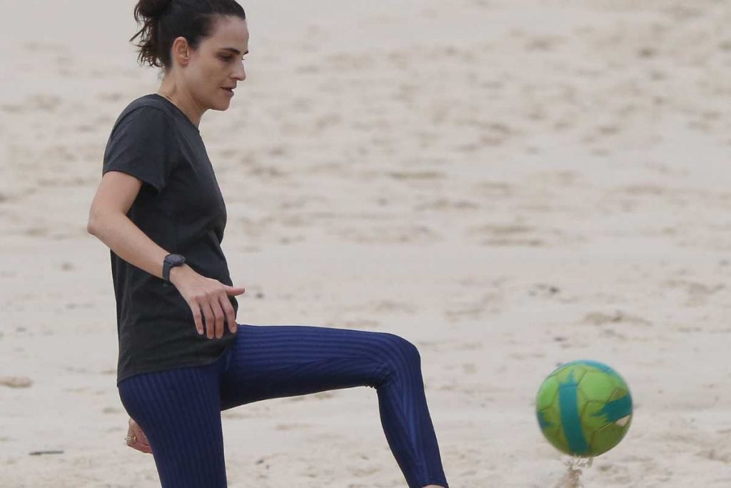 Fernanda Tavares, esposa de Murilo Rosa, treinando na praia da Barra da Tijuca