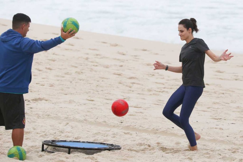 Fernanda Tavares, esposa de Murilo Rosa, treinando na praia da Barra da Tijuca