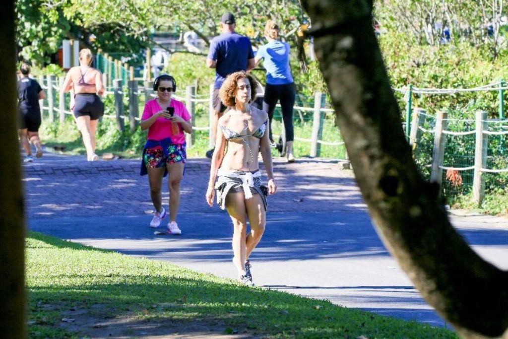 Fernanda Torres caminhando na Lagoa de Freitas