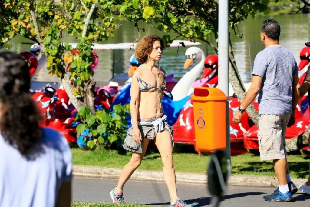 Fernanda Torres caminhando na Lagoa de Freitas