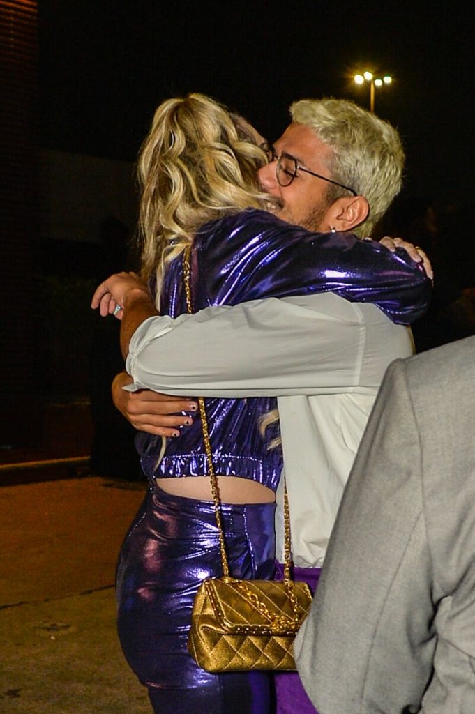 Marília e Gabriel Santana abraçados