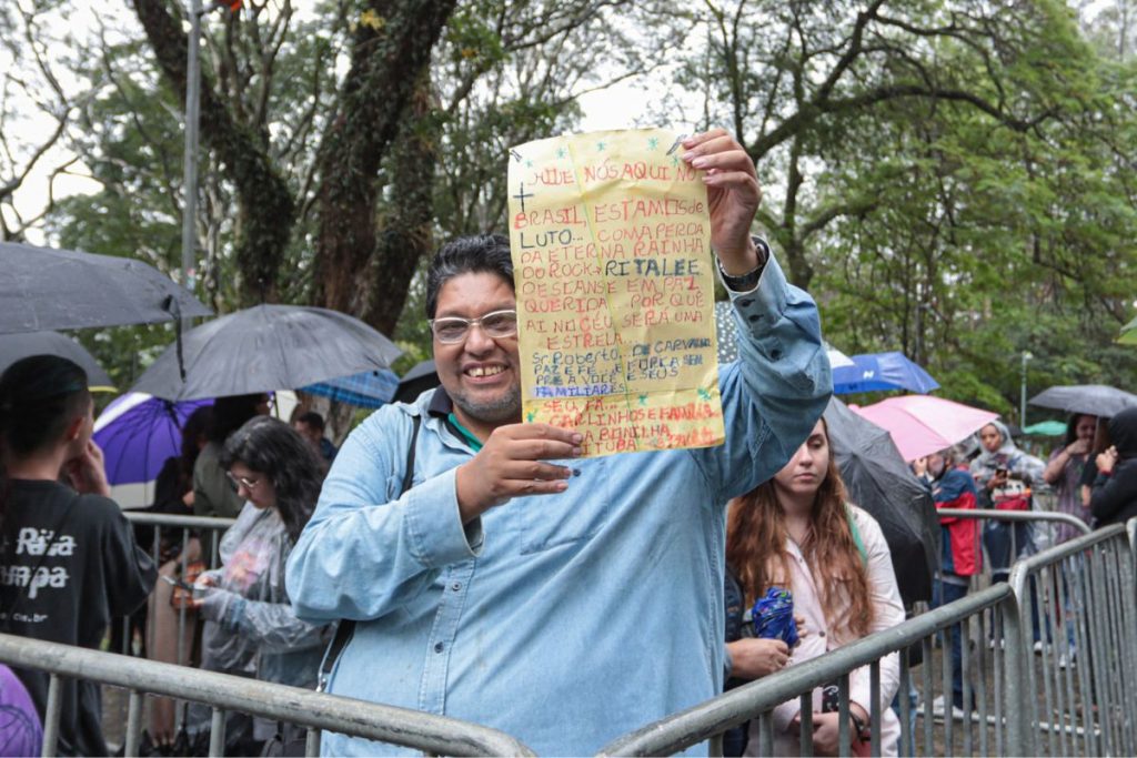 Fãs na fila de velório de Rita Lee