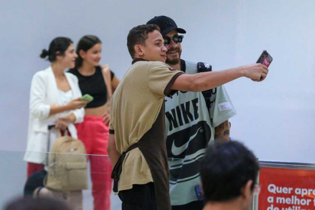 Fred tirando foto com fãs no aeroporto Santos Dumont