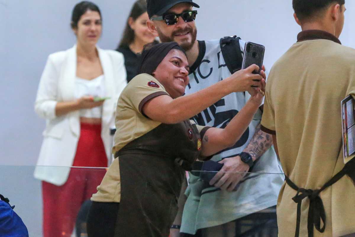 Fred tirando foto com fãs no aeroporto Santos Dumont