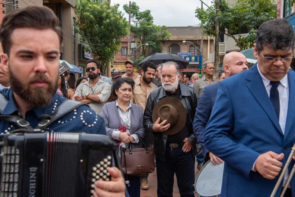 Antônio (Tony Ramos) no funeral de Cândida (Susana Vieira) em "Terra e Paixão"