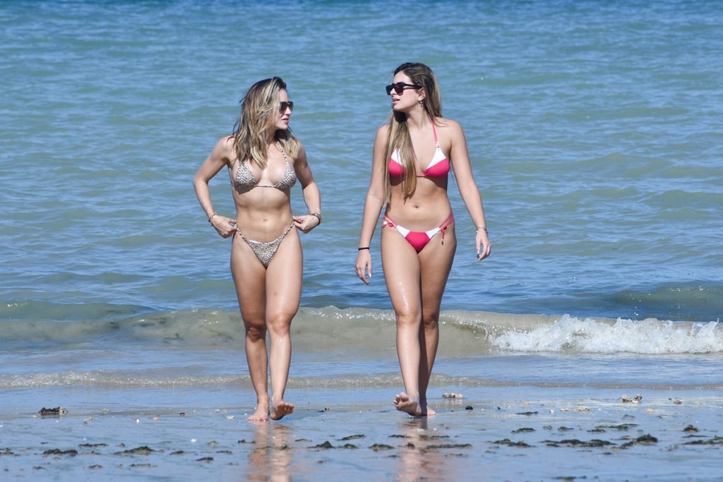 Gabi Martins e Júlia Puzzuoli curtiram dia de praia