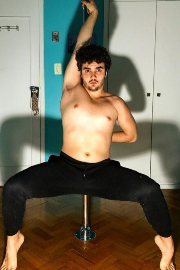 Gabriel Contente fazendo pole dance