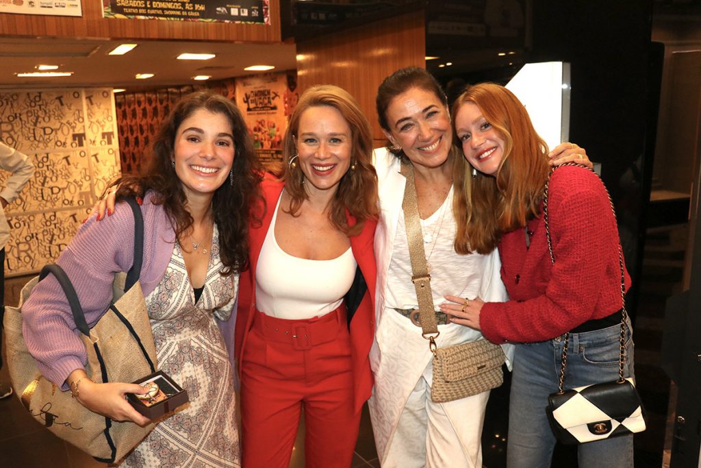 Mariana Ximenes e Marina Ruy Barbosa prestigiaram Lilia Cabral e Giulia Bertolli no teatro