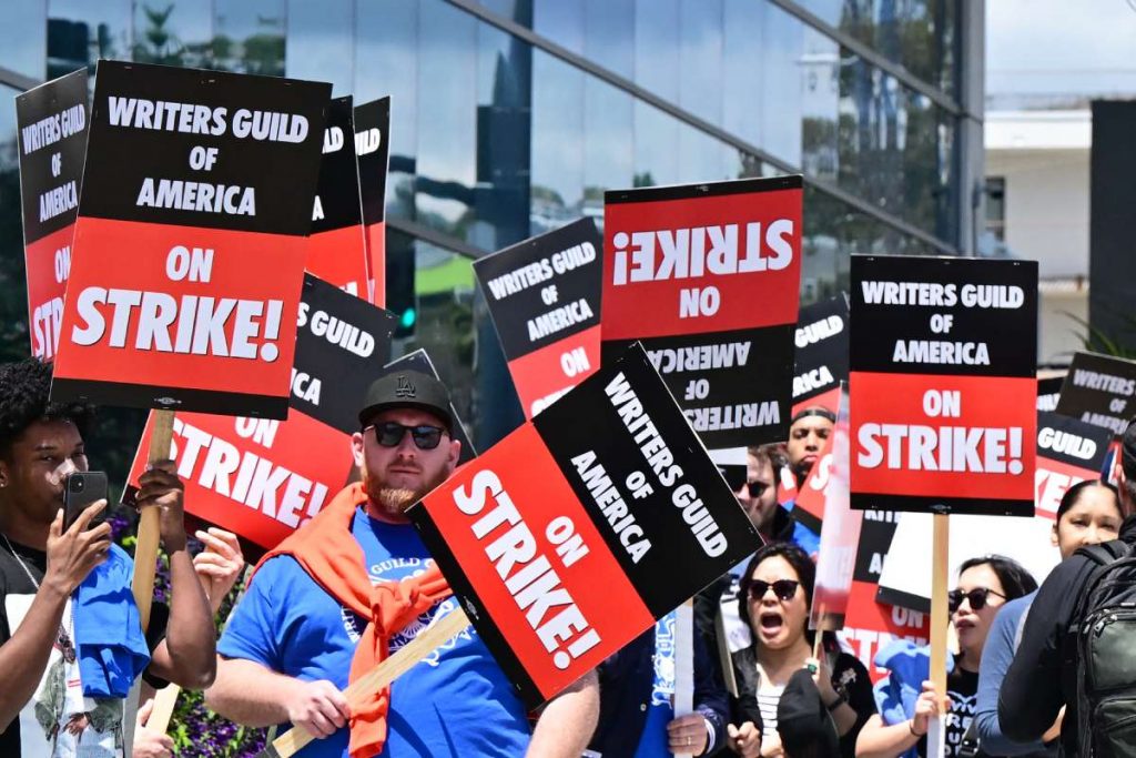 roteiristas de hollywood fazendo greve