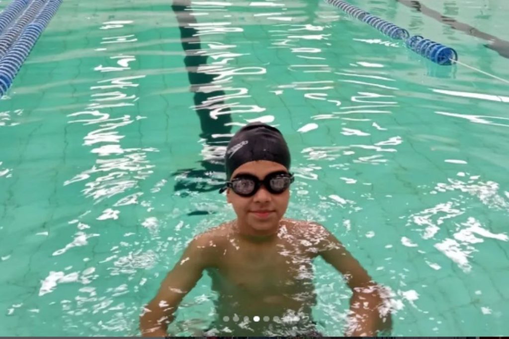 Gustavo Corasini em aula de natação