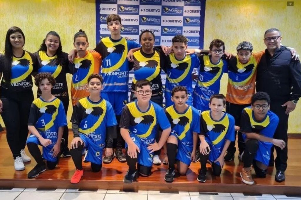 Gustavo Corasini no time de handbol do colégio