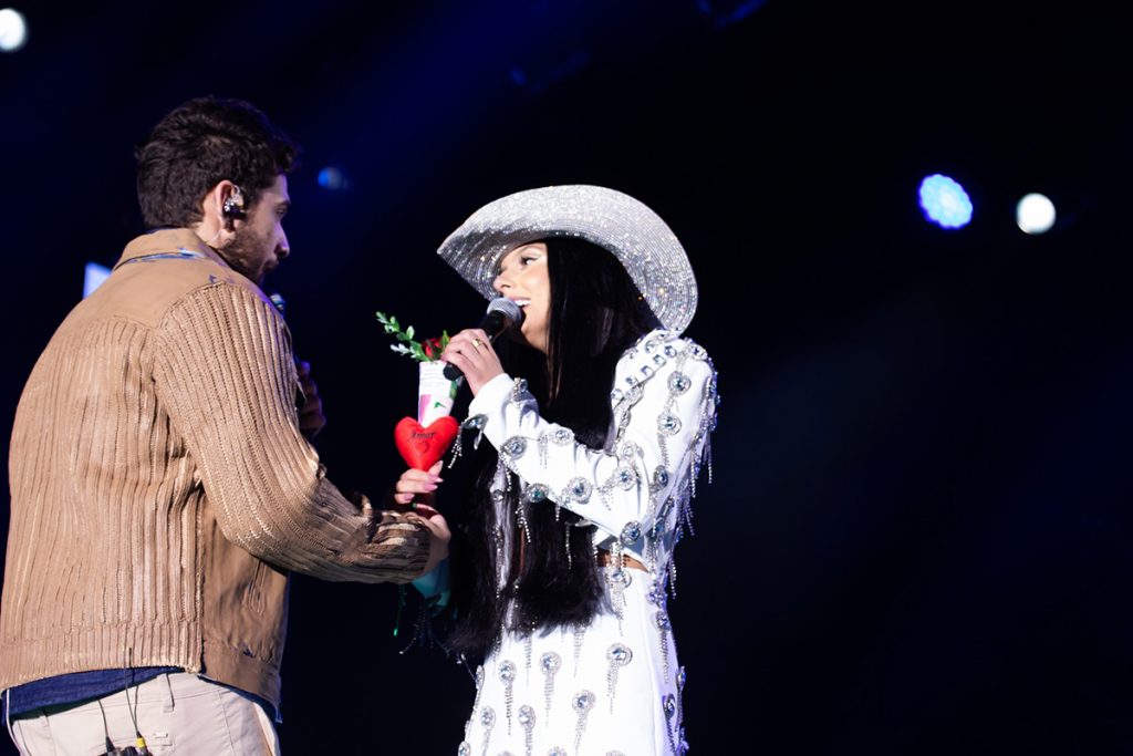 Gustavo Mioto presenteou a cantora com uma rosa