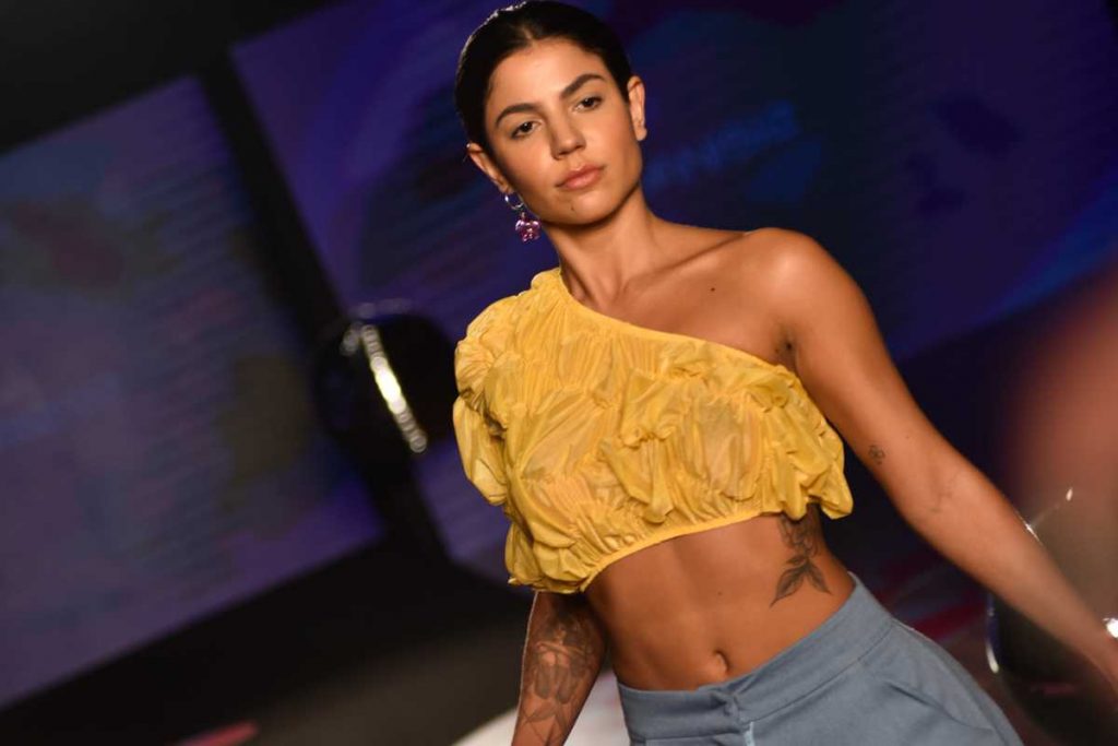 Hariany Almeida desfilando pela Mnisis na São Paulo Fashion Week