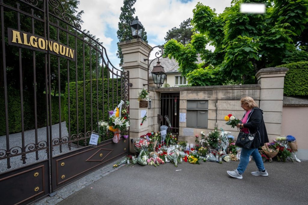 Fãs prestam homenagens a Tina Turner em frente de sua casa em Zurique, na Suiça