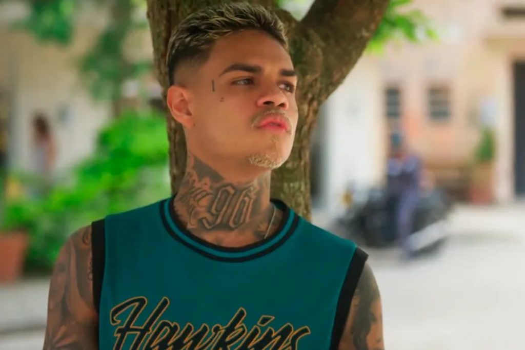 Hugo (MC Cabelinho) sério em