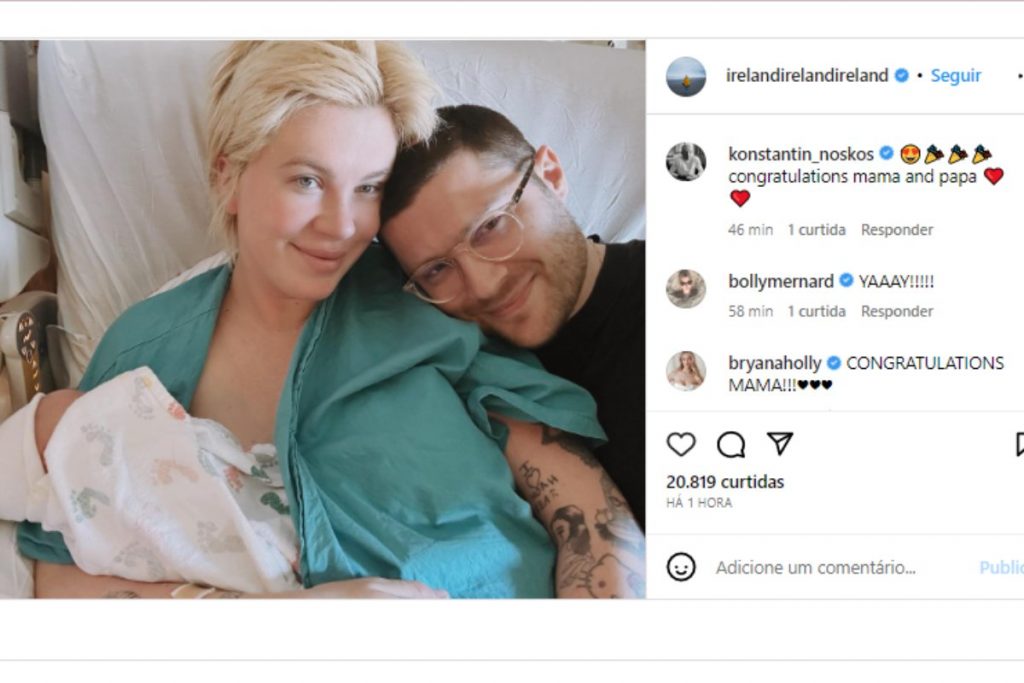 Ireland Baldwin posando com filha Holland e marido, André Allan Anjo no Instagram