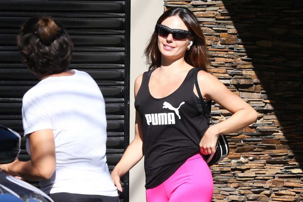 Isis Valverde deixando salão de beleza na Barra da Tijuca