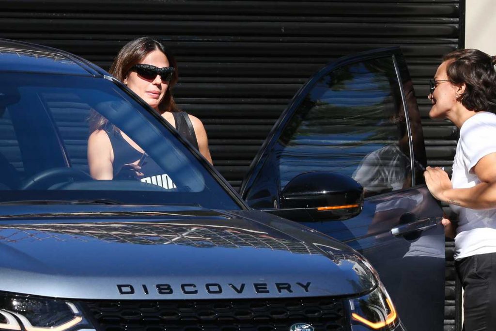 Isis Valverde deixando salão de beleza na Barra da Tijuca