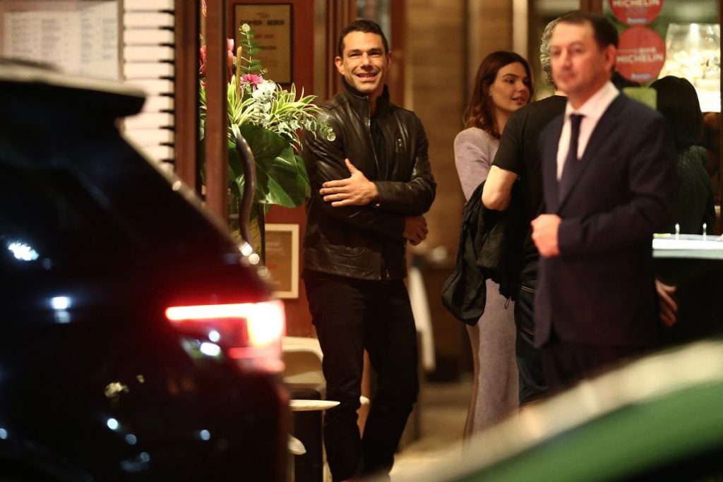 Isis Valverde e Marcus Buaiz deixando restaurante