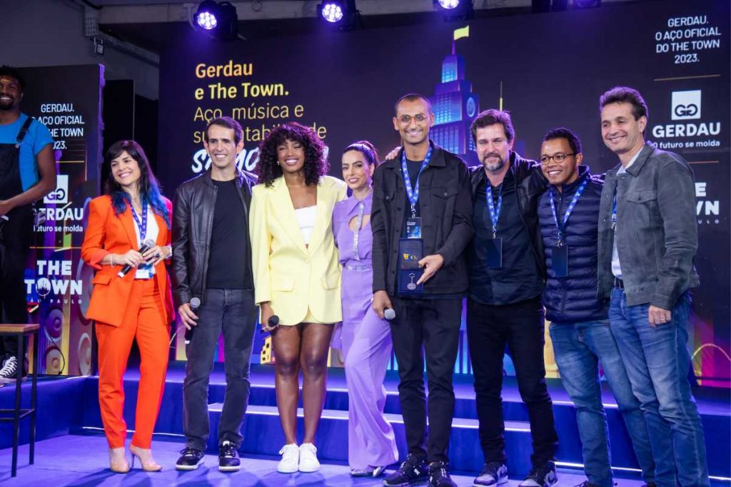 IZA se tornando embaixadora de aço Gerdau 100% reciclável do The Town