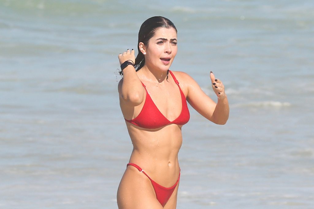 Jade exibiu sua barriga sarada em dia de praia