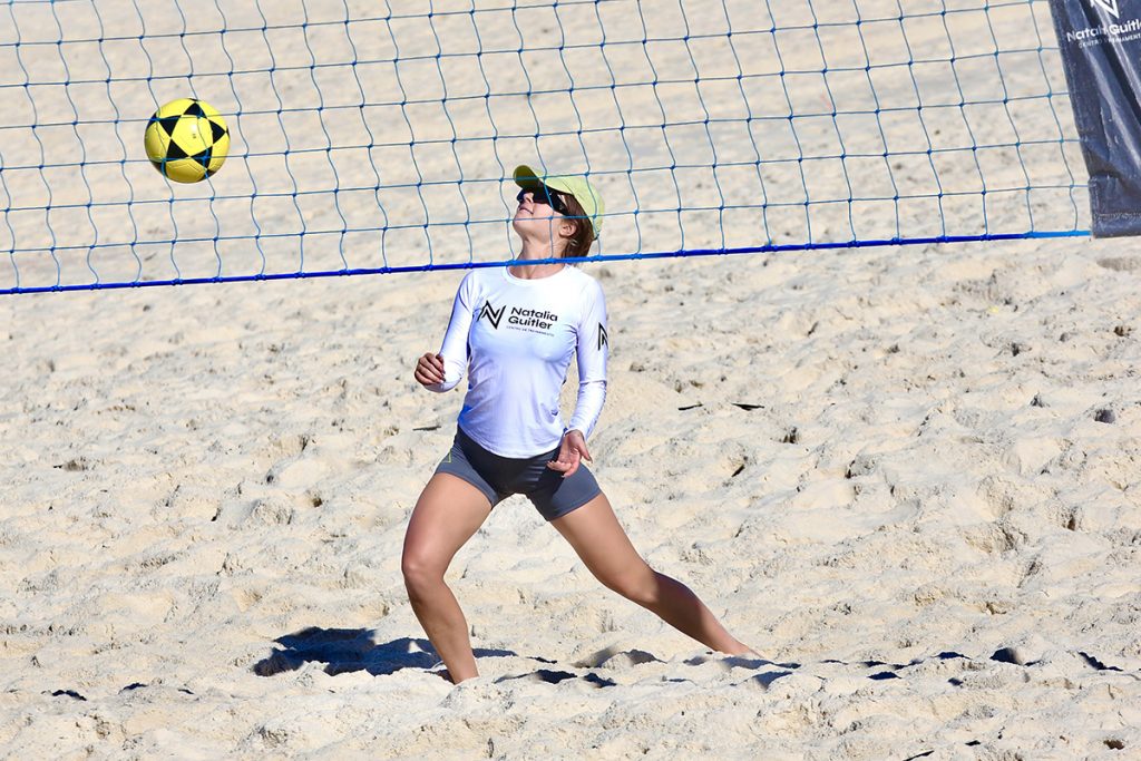 Jade Picon arrasou em um jogo de futevôlei