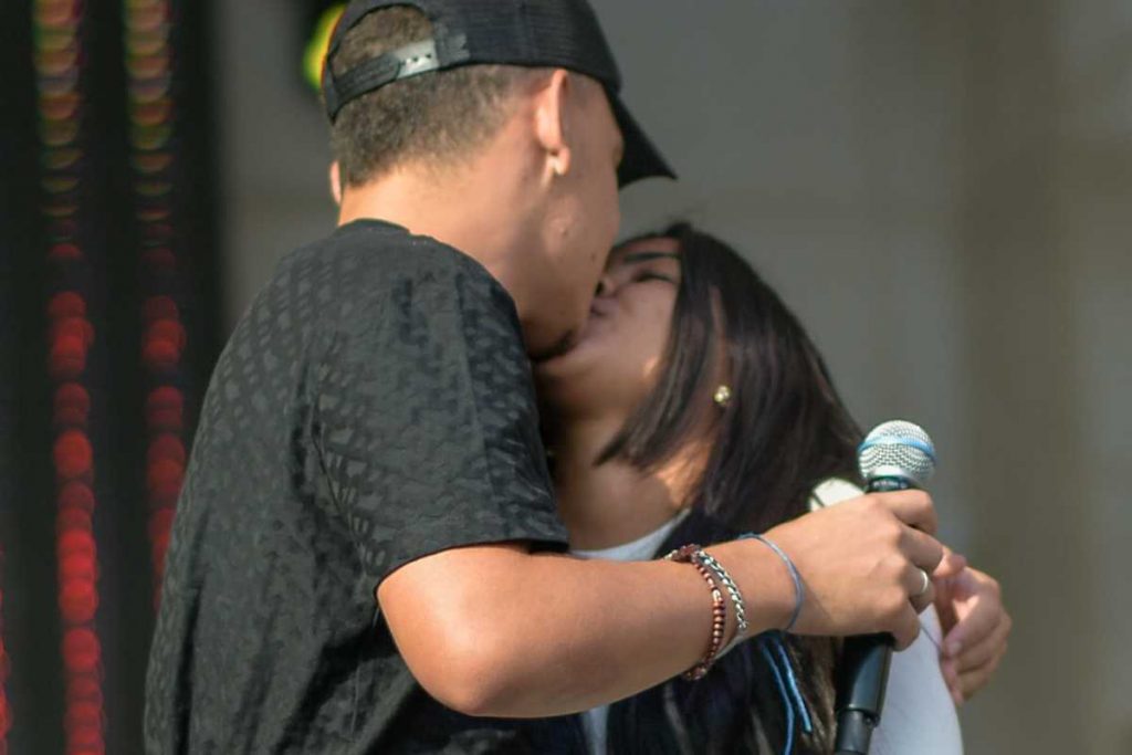 João Gomes beijando namorada, Ary Mirelle no Nômade Festival