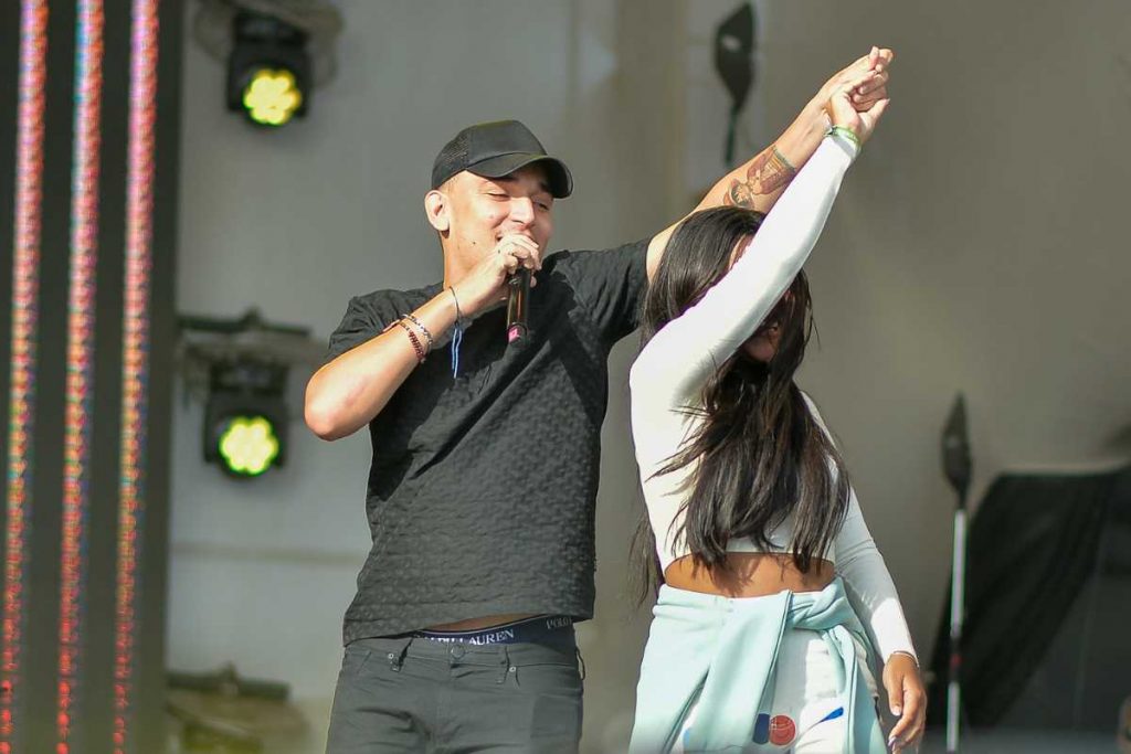 João Gomes curtindo Nômade Festival com namorada, Ary Mirelle