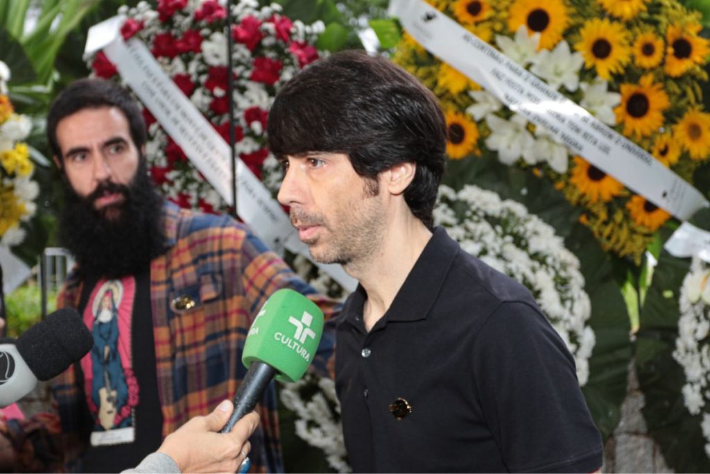 João Lee no velório da mãe, Rita Lee, falando com a imprensa