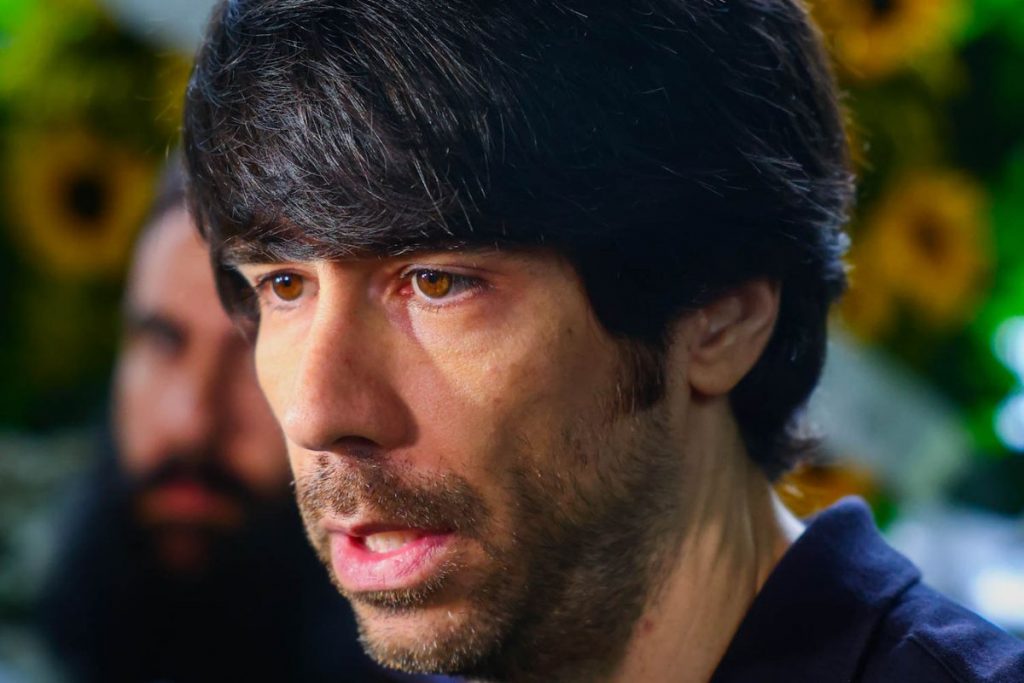 João Lee fala com a imprensa, durante velório da mãe, Rita Lee