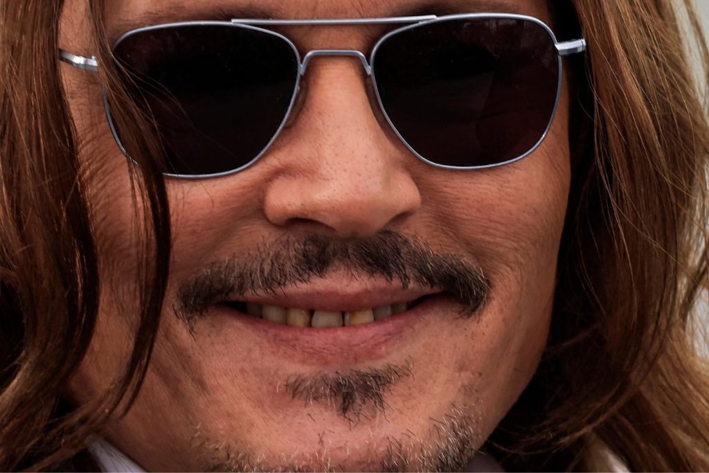 Close nos dentes estragados de Johnny Depp