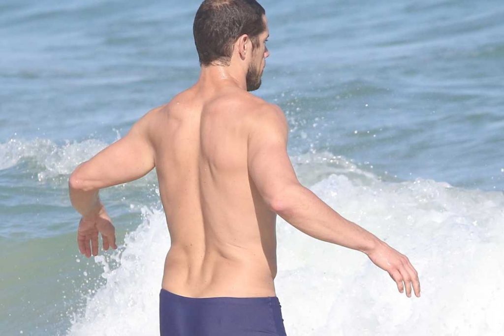 José Loreto exibindo corpão ao passar dia na praia