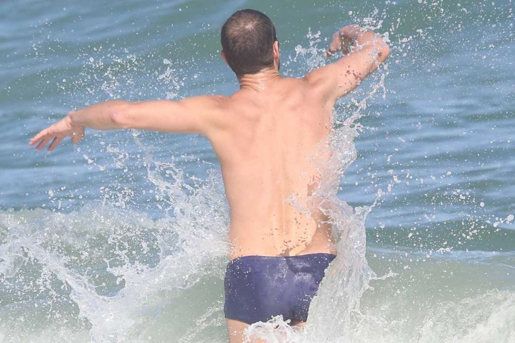 José Loreto exibindo corpão ao passar dia na praia