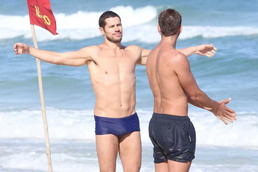 José Loreto exibindo corpão ao passar dia na praia