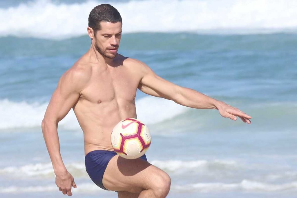 José Loreto exibindo corpão ao passar dia na praia