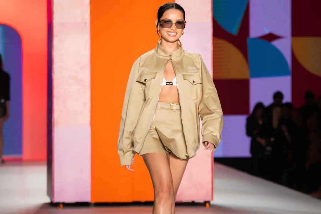 Juliette Freire desfilando em evento pela Anacapri